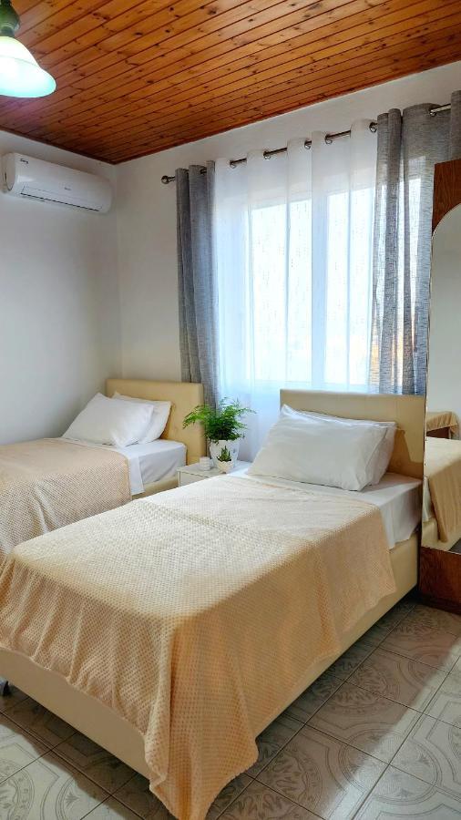 Mia Guest House - Entire Home With Balcony & Garden Divjaka Kültér fotó