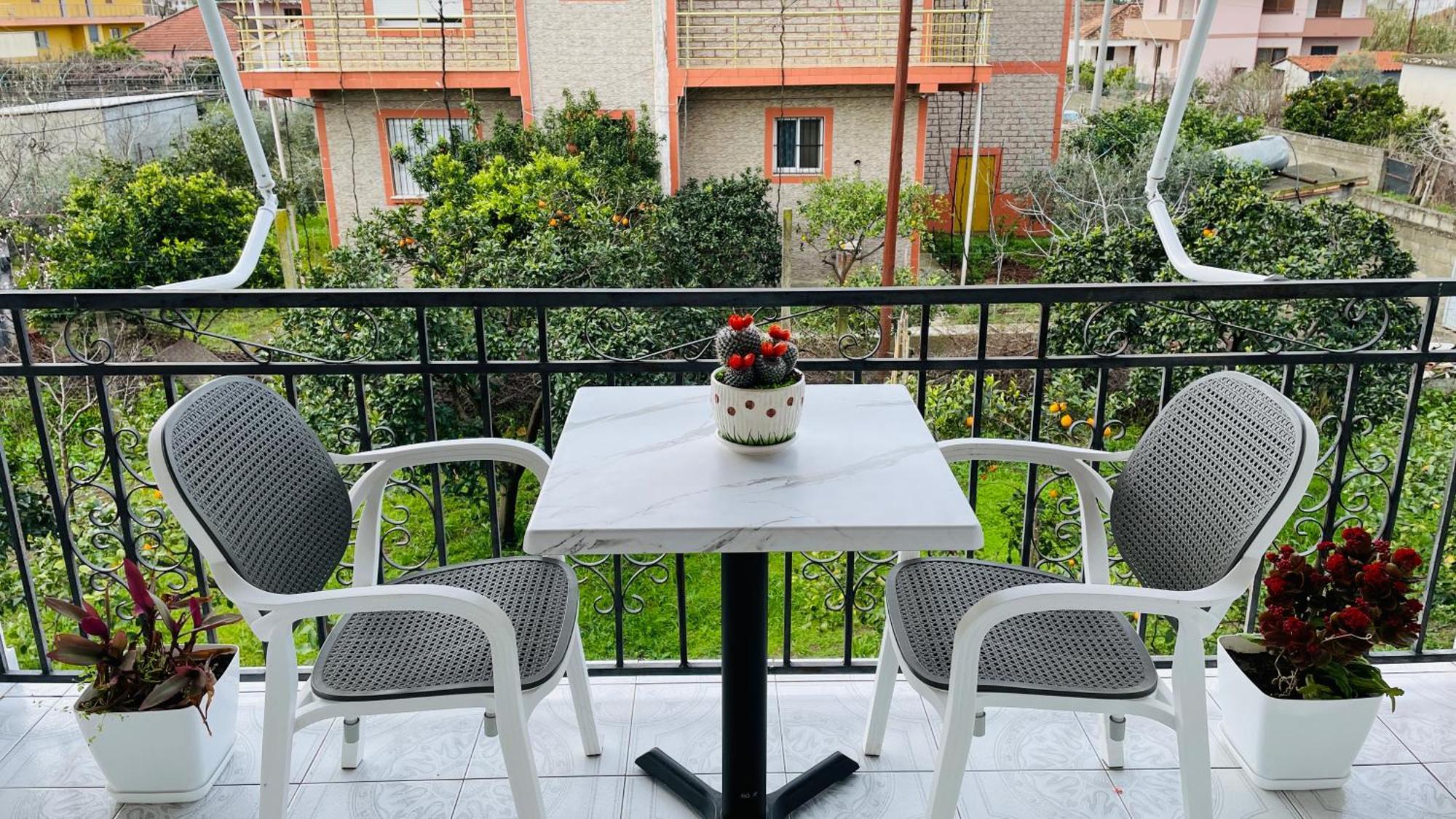 Mia Guest House - Entire Home With Balcony & Garden Divjaka Kültér fotó
